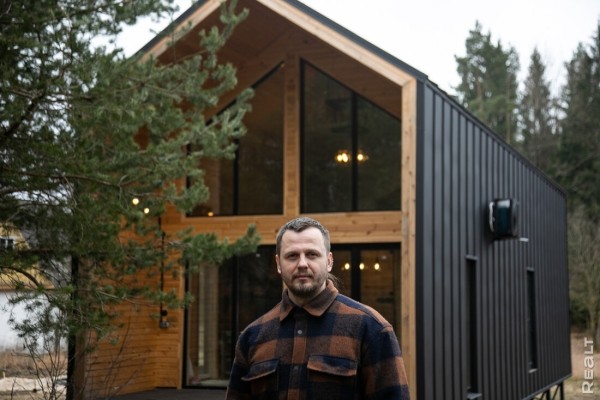 Белорус втайне построил на даче стильный дом и подарил его жене Белорус втайне построил на даче стильный дом и подарил его жене