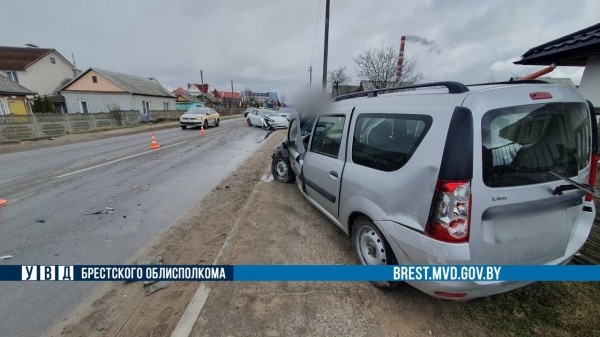 Tesla и Lada столкнулись в Барановичах Tesla и Lada столкнулись в Барановичах