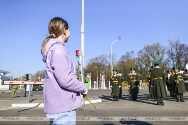 Брестские пограничники поздравили с 8 Марта въезжающих в Беларусь женщин