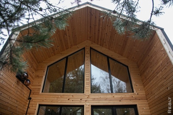 Белорус втайне построил на даче стильный дом и подарил его жене Белорус втайне построил на даче стильный дом и подарил его жене