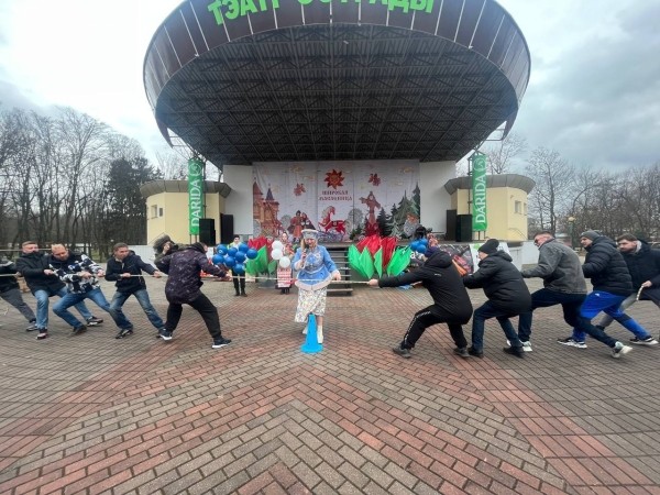 В Бресте проходят народные гуляния «Широкая масленица». Фоторепортаж