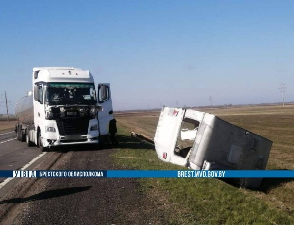 В Кобринском районе прицеп отцепился от Audi и столкнулся с попутным грузовым автомобилем