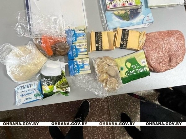 Повара учреждения образования задержали, когда она выносила продукты питания