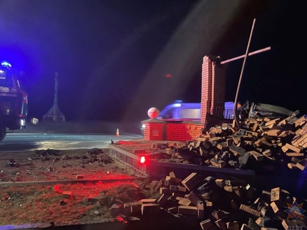 Автомобиль столкнулся с кирпичной стелой «Столин» Автомобиль столкнулся с кирпичной стелой «Столин»