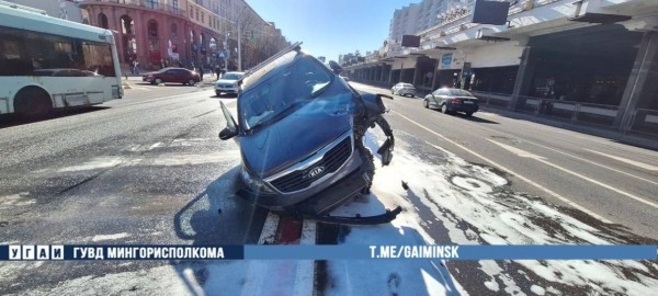 В Минске плохое самочувствие водителя привело к ДТП. Опубликовано видео