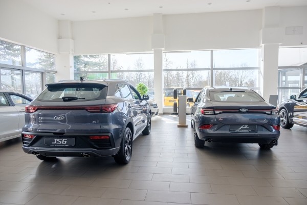 «Месяц-два можем не повышать цены». Как изменятся прайсы новых авто в ближайшее время