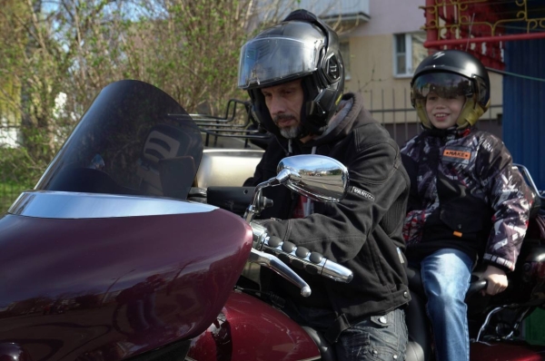 В Бресте байкеры заехали в социальный приют на МОПРа