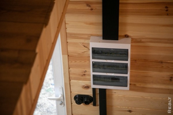 Белорус втайне построил на даче стильный дом и подарил его жене Белорус втайне построил на даче стильный дом и подарил его жене