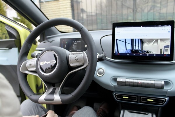 Брестский блогер Василий Пошелюк о BYD Seagull: «Больше 130 км/ч не едет. Зато может вскипятить чайник!»