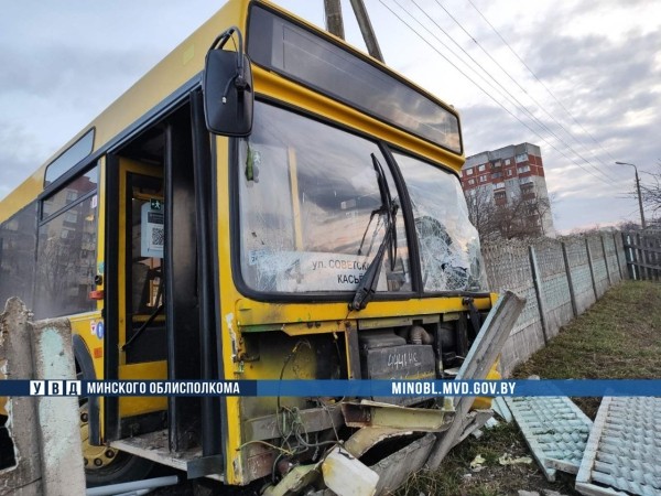 В Жодино водителю автобуса стало плохо за рулем, он въехал в памятник