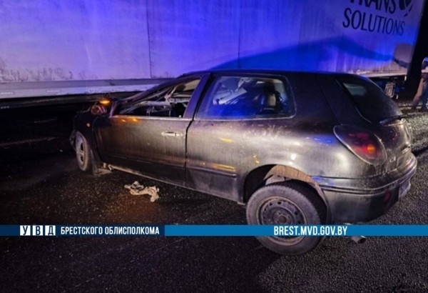 Автомобиль попал под фуру. Подробности ДТП возле Бреста Автомобиль попал под фуру. Подробности ДТП возле Бреста