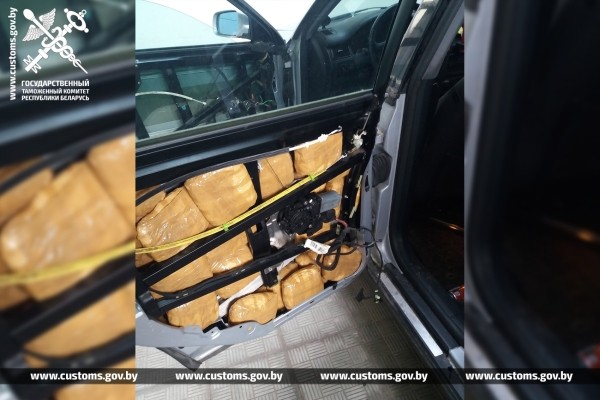 Белорусские таможенники распотрошили AUDI литовца. Что нашли?