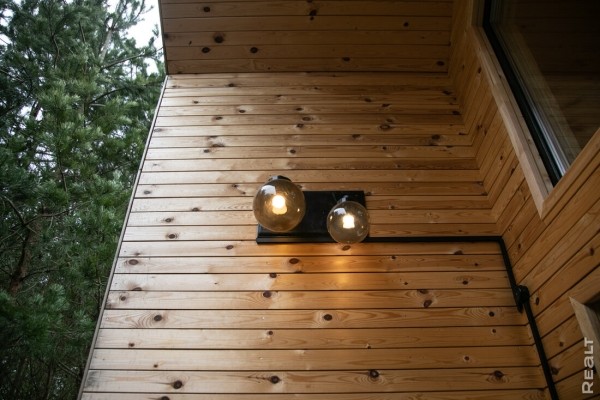 Белорус втайне построил на даче стильный дом и подарил его жене Белорус втайне построил на даче стильный дом и подарил его жене