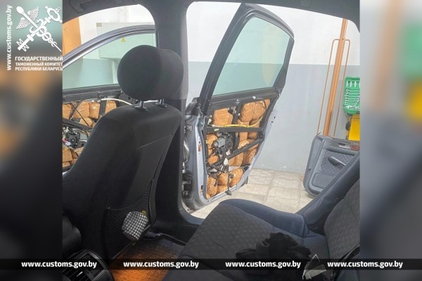 Белорусские таможенники распотрошили AUDI литовца. Что нашли?