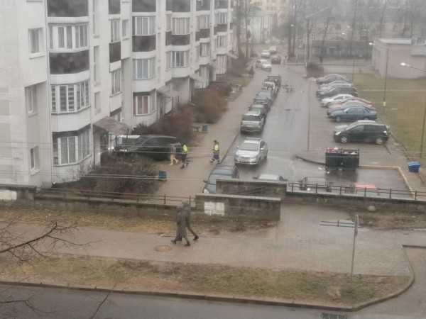 В Минске BMW въехал в подъезд многоэтажки В Минске BMW въехал в подъезд многоэтажки