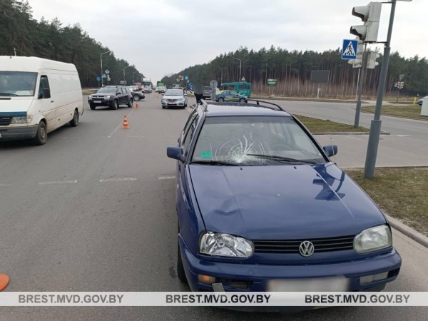 Volkswagen совершил наезд на мать и дочь. Подробности жесткого ДТП в Пинске