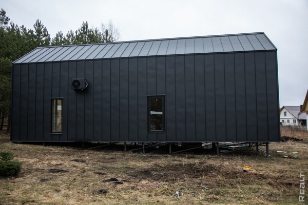 Белорус втайне построил на даче стильный дом и подарил его жене Белорус втайне построил на даче стильный дом и подарил его жене