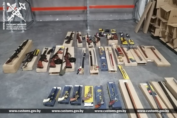 Полторы тысячи макетов оружия везли через «Козловичи» в полтора раза дешевле реальной цены Полторы тысячи макетов оружия везли через «Козловичи» в полтора раза дешевле реальной цены
