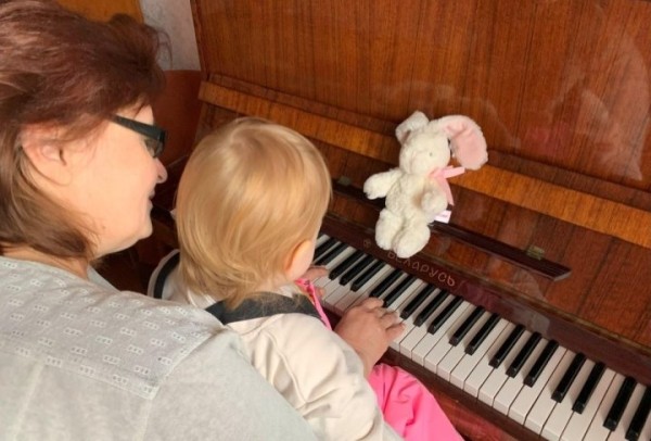 Пироги, подарки, деньги на карманные расходы. Белорусские бабушки рассказали, сколько тратят на внуков