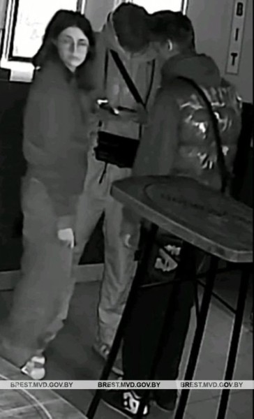 В Бресте милиция устанавливает личности молодых людей В Бресте милиция устанавливает личности молодых людей