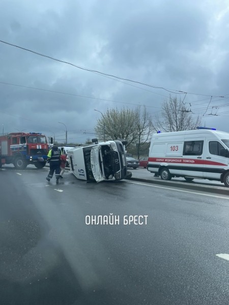 В Бресте возле Кобринского моста перевернулась маршрутка. Первые минуты после ДТП В Бресте возле Кобринского моста перевернулась маршрутка. Первые минуты после ДТП