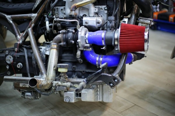 Рассказываем, как белорус примостил мотор 1.4 TDI от VW Polo на мотоцикл Рассказываем, как белорус примостил мотор 1.4 TDI от VW Polo на мотоцикл