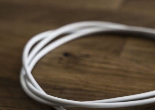 В Беларуси мужчина избил ребенка сожительницы кабелем от зарядки. Суд вынес приговор