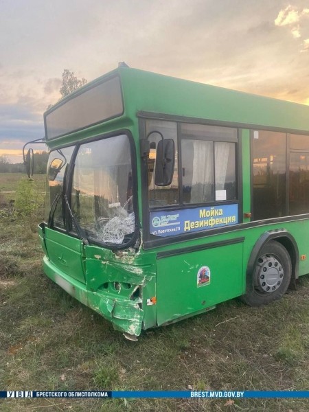 В Пинском районе пьяный водитель Ford врезался в автобус с пассажирами. Есть видео В Пинском районе пьяный водитель Ford врезался в автобус с пассажирами. Есть видео