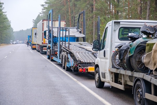 «Если за рулём собственник и все документы на него — пропускают». Игроки автобизнеса о ситуации с машинами на границе