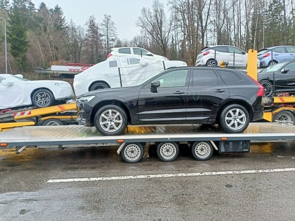 «Если за рулём собственник и все документы на него — пропускают». Игроки автобизнеса о ситуации с машинами на границе
