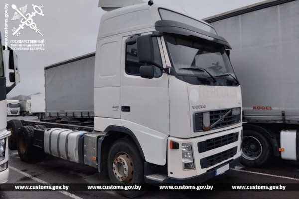 В Беларусь везли два тягача Volvo за $18 тысяч. Брестские таможенники такой цене не поверили В Беларусь везли два тягача Volvo за $18 тысяч. Брестские таможенники такой цене не поверили