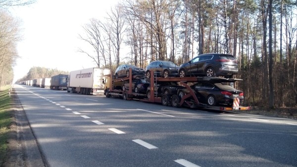 «Если за рулём собственник и все документы на него — пропускают». Игроки автобизнеса о ситуации с машинами на границе