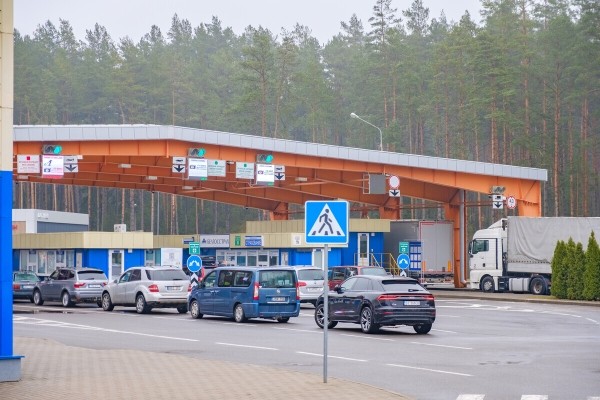 «Если за рулём собственник и все документы на него — пропускают». Игроки автобизнеса о ситуации с машинами на границе