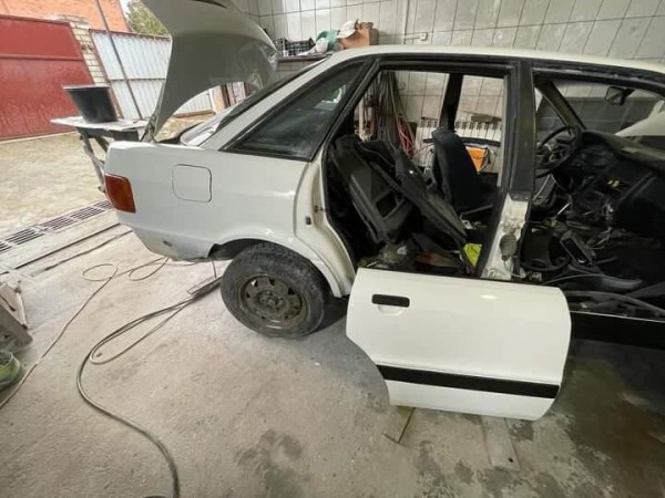 19-летний студент за год проехал более 40 000 км на отцовской Audi 80. А затем купил себе такую же!