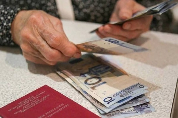 В Беларуси почтальон забирала деньги из пенсий, чтобы оплатить кредит