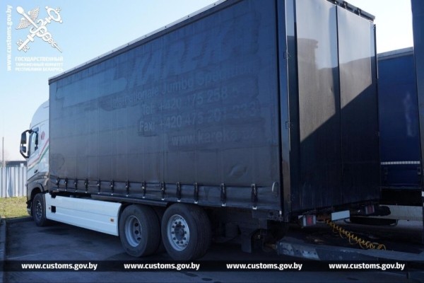 В Беларусь везли два тягача Volvo за $18 тысяч. Брестские таможенники такой цене не поверили В Беларусь везли два тягача Volvo за $18 тысяч. Брестские таможенники такой цене не поверили