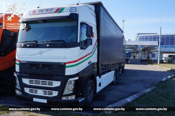В Беларусь везли два тягача Volvo за $18 тысяч. Брестские таможенники такой цене не поверили В Беларусь везли два тягача Volvo за $18 тысяч. Брестские таможенники такой цене не поверили
