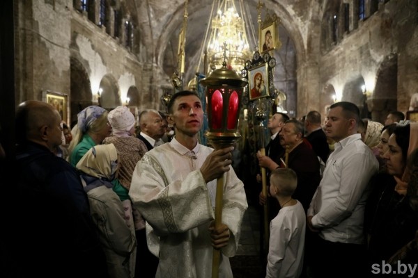 Фотофакт. Торжественное богослужение в Свято-Николаевском гарнизонном храме Бреста
