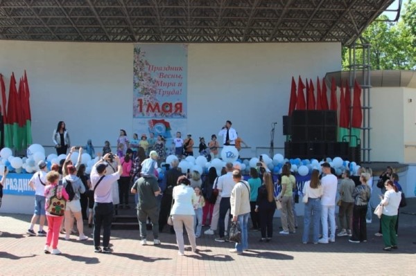 Брестчане тепло встречали певца Тео и подарили …апельсины Брестчане тепло встречали певца Тео и подарили …апельсины