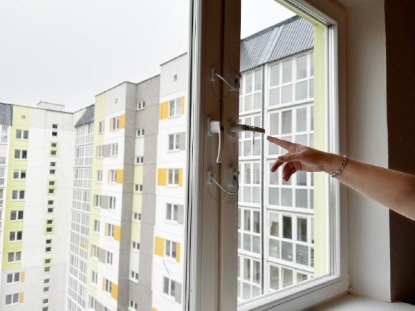 Ребенок облокотился на москитную сетку и выпал из окна Ребенок облокотился на москитную сетку и выпал из окна