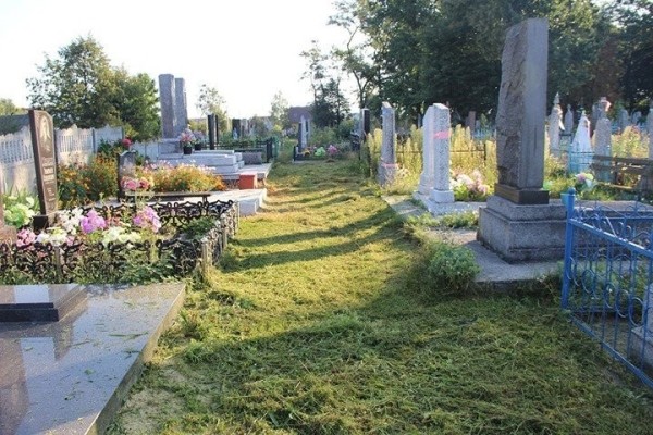 Два жителя Пружанского района промышляли кражей оград с кладбищ Два жителя Пружанского района промышляли кражей оград с кладбищ