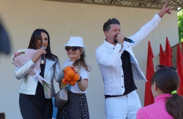 Брестчане тепло встречали певца Тео и подарили …апельсины Брестчане тепло встречали певца Тео и подарили …апельсины