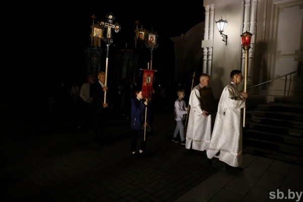 Фотофакт. Торжественное богослужение в Свято-Николаевском гарнизонном храме Бреста