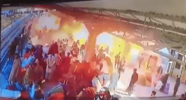 
												Смертник совершил теракт на вокзале в Пакистане — 21 человек погиб
											