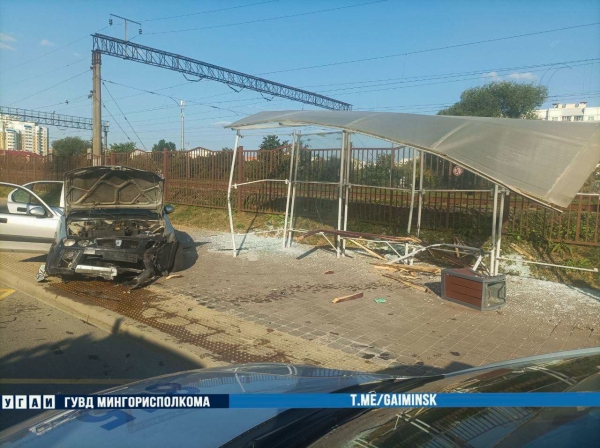 Из-за кошки водитель Rover разнес остановку в Минске