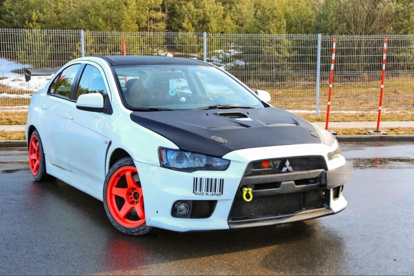 «Комфорта нет, это чистый "корч"». Посмотрите, на чем ездят белоруски, участвующие в автосостязаниях