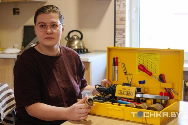 Девушка с инвалидностью спасает парализованных животных и делает им коляски