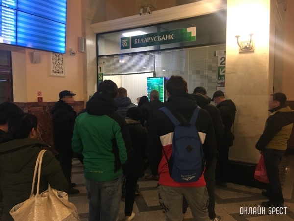 Белорусы чаще продают валюту, чем покупают. Разница – 405 млн долларов Белорусы чаще продают валюту, чем покупают. Разница – 405 млн долларов