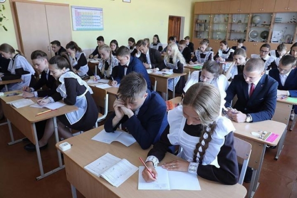 Жакет, юбка, бабочка... Белорусов просят решить, какие элементы школьной формы необходимы