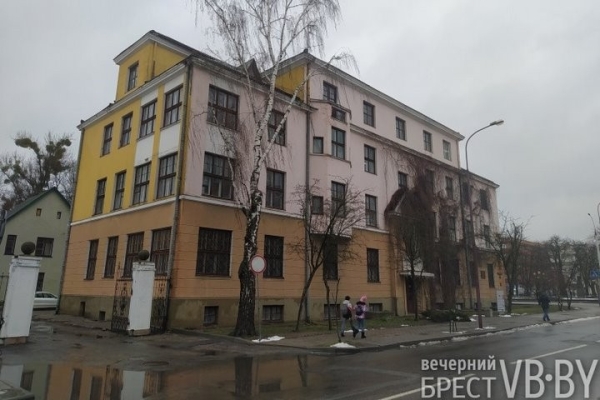 «Здесь суда нет». В Бресте в бывшем здании Фемиды на Леваневского сейчас слышны детские голоса